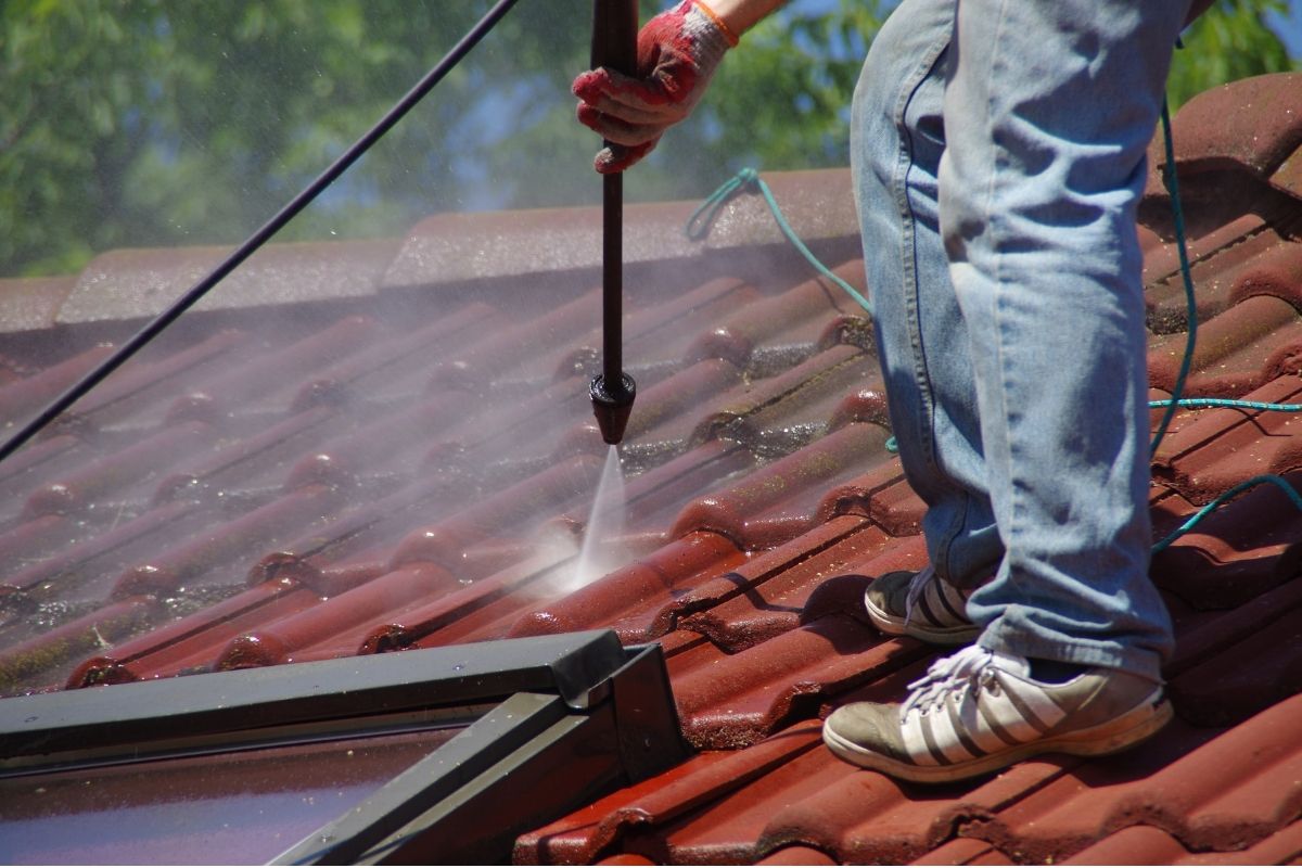 Roof pressure cleaning